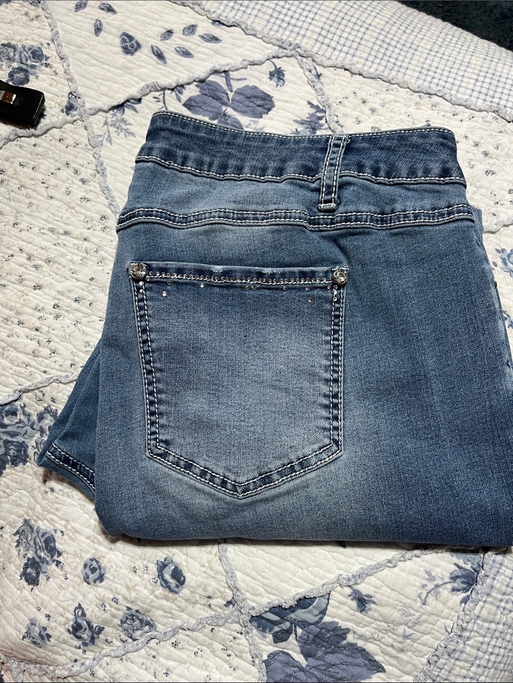 Women's Stretch Distressed Jeans in Medium Blue Denim